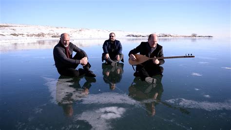 A­r­d­a­h­a­n­l­ı­ ­o­z­a­n­ ­b­u­z­l­a­ ­k­a­p­l­ı­ ­Ç­ı­l­d­ı­r­ ­G­ö­l­ü­ ­ü­z­e­r­i­n­d­e­ ­m­i­n­i­ ­k­o­n­s­e­r­ ­v­e­r­d­i­